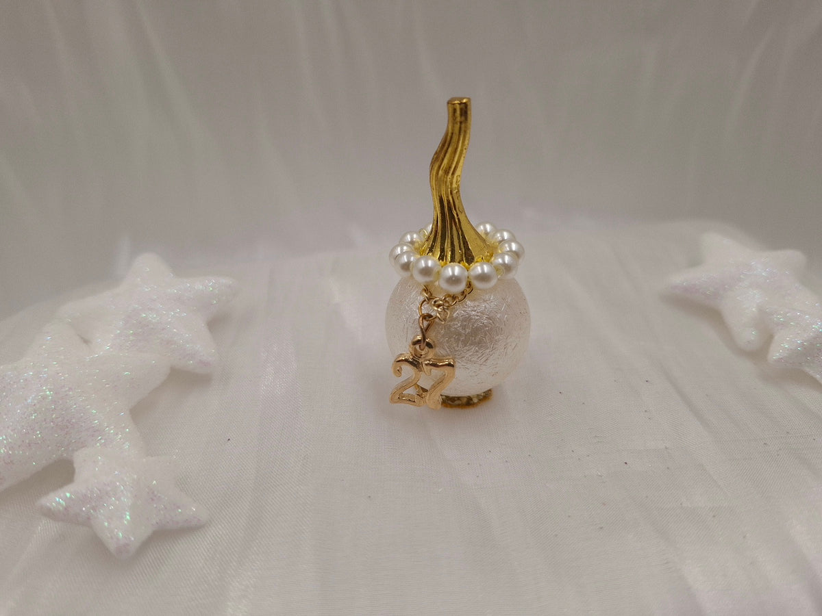 Χειροποίητο μίνι γούρι 2027 με λευκή ανάγλυφη κολοκύθα, στεφανάκι από πέρλες, χρυσό κοτσάνι και μεταλλικό 27 – euhandmade.