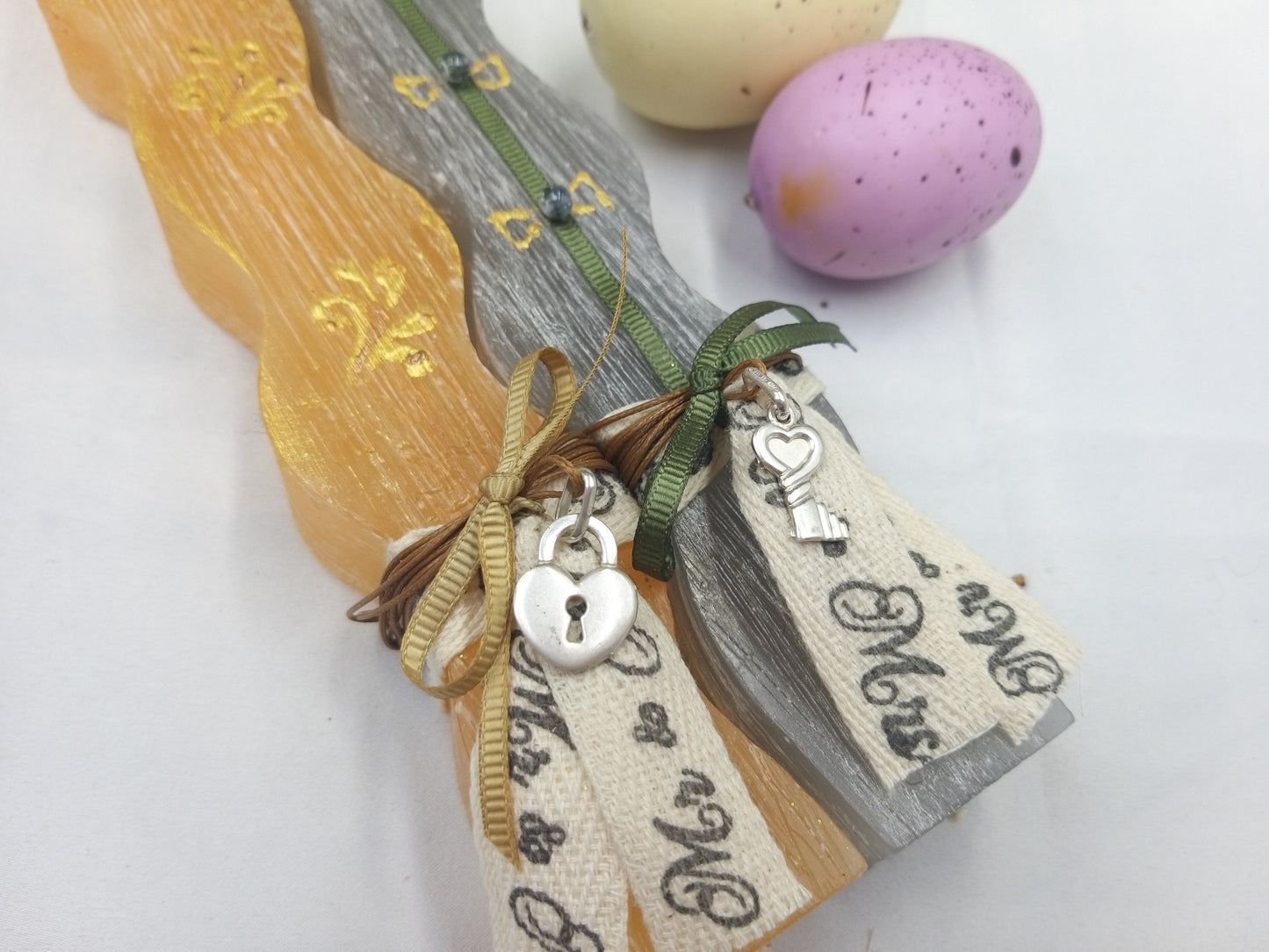 Λεπτομέρεια ασημένιας καρδιάς και κλειδιού 925 σε πασχαλινές λαμπάδες ζευγαριού