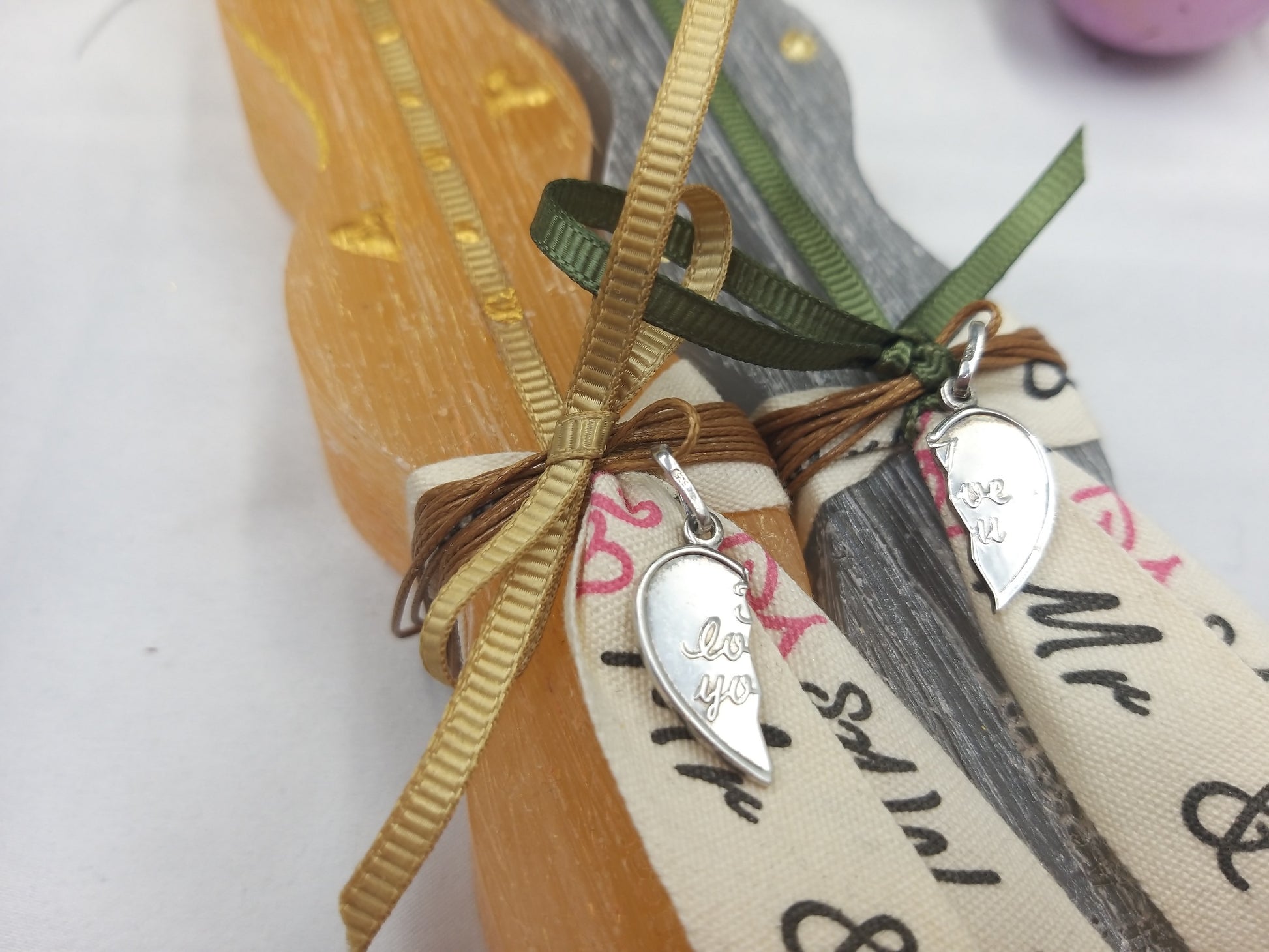 Λεπτομέρεια ασημένιας καρδιάς 925 με χάραξη I Love You σε χειροποίητες πασχαλινές λαμπάδες για ζευγάρι