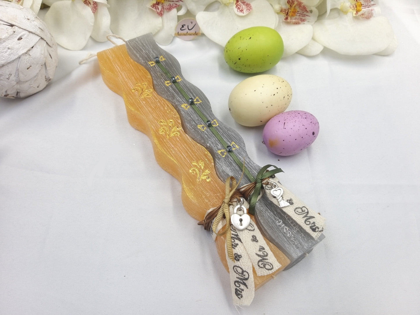 Χειροποίητες πασχαλινές λαμπάδες για ζευγάρι γκρι και πορτοκαλί με ασημένια καρδιά και κλειδί 925