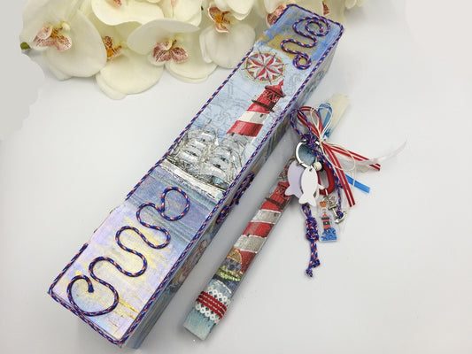 Πασχαλινή λαμπάδα με ζωγραφισμένο κόκκινο φάρο και ξύλινο λαμπαδόκουτο