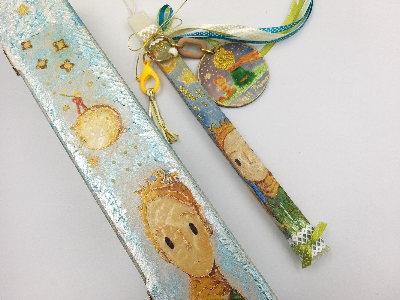 Μπρελόκ Little Prince σε πασχαλινή λαμπάδα με ξύλινο κουτί
