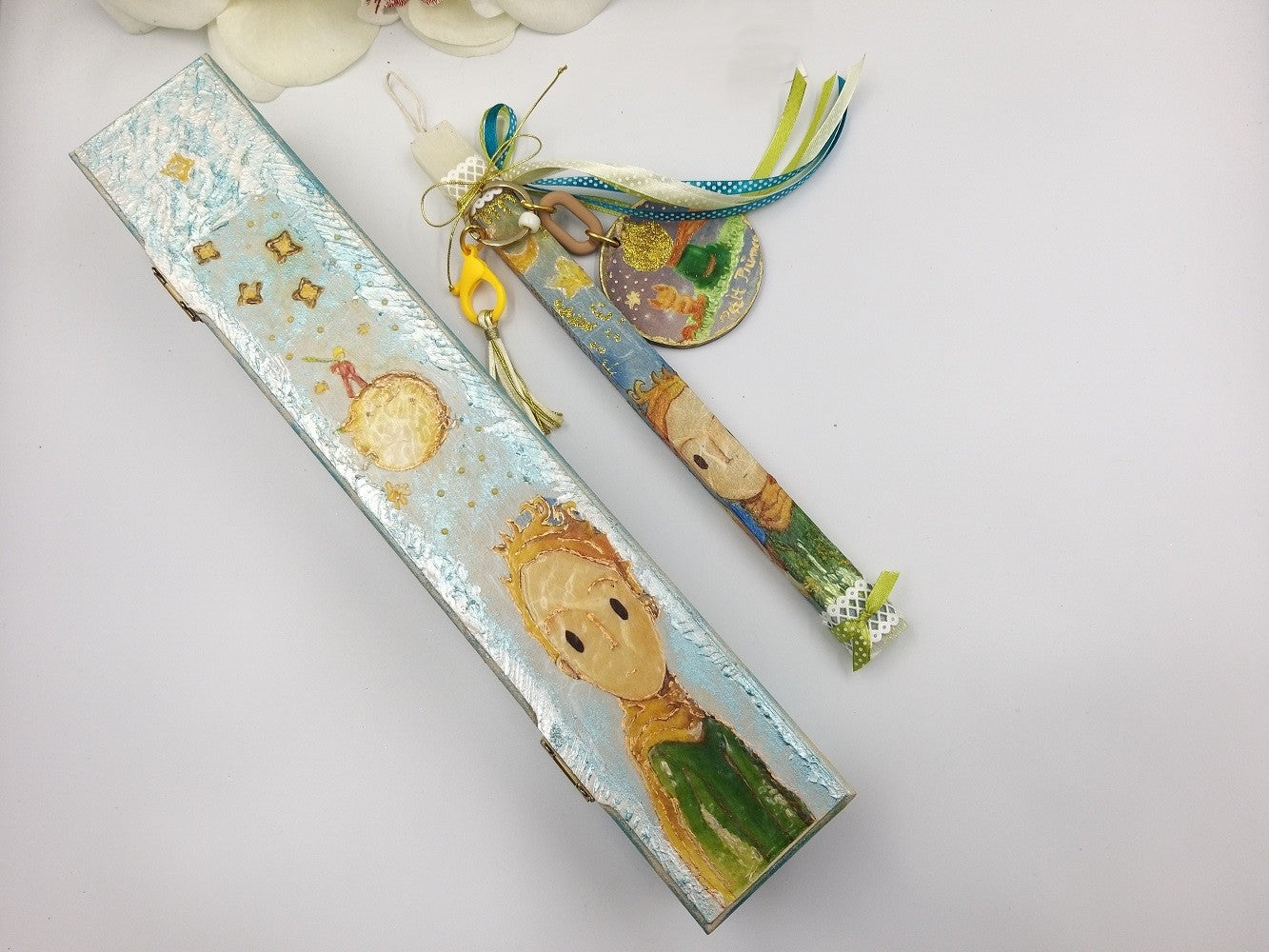 Πασχαλινή λαμπάδα Little Prince με ξύλινο λαμπαδόκουτο και μπρελόκ