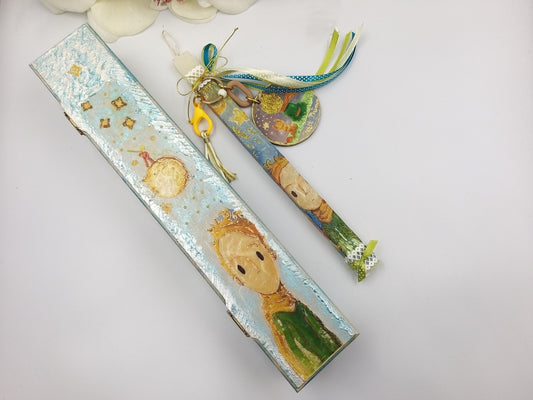 Πασχαλινή λαμπάδα Little Prince με ξύλινο λαμπαδόκουτο και μπρελόκ