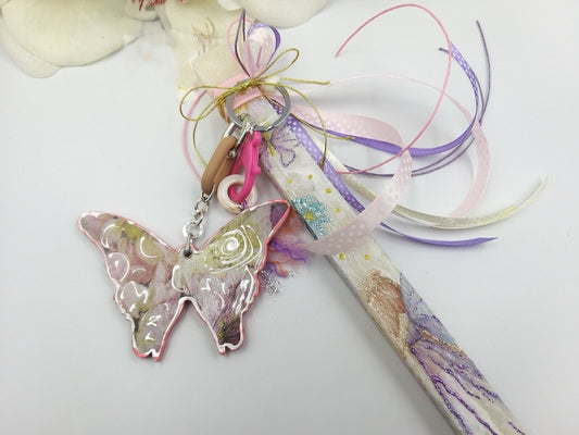 Λεπτομέρεια μπρελόκ πεταλούδα σε χειροποίητη λαμπάδα Νεράιδα.