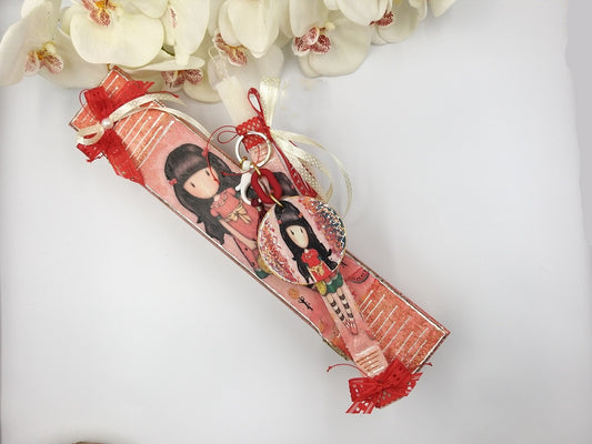 Χειροποίητη πασχαλινή λαμπάδα Santoro κόκκινη με ζωγραφισμένο ξύλινο λαμπαδόκουτο και μπρελόκ.