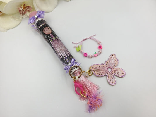 Χειροποίητη ροζ πασχαλινή λαμπάδα Santoro με μπρελόκ και παιδικό βραχιόλι.