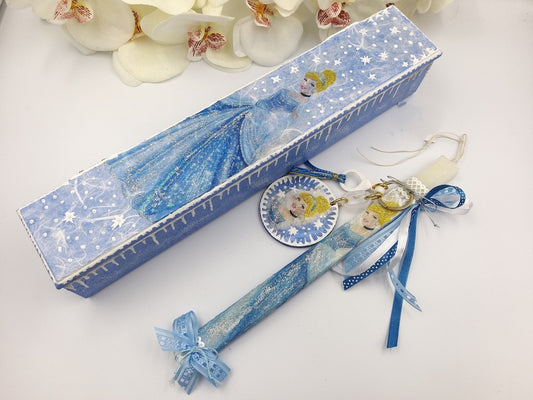 Χειροποίητη πασχαλινή λαμπάδα Σταχτοπούτα με ζωγραφισμένο ξύλινο λαμπαδόκουτο και μπρελόκ σε μπλε αποχρώσεις.