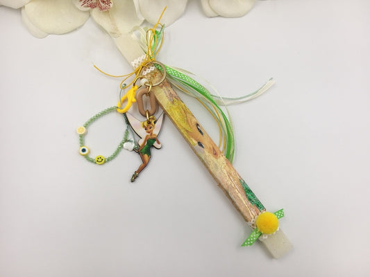 Χειροποίητη ιβουάρ πασχαλινή λαμπάδα Τίνκερμπελ με μπρελόκ και παιδικό βραχιόλι.