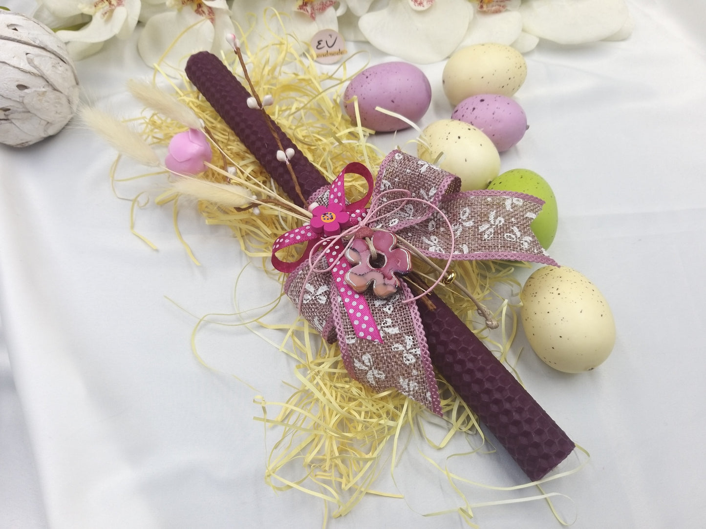 Χειροποίητη πασχαλινή λαμπάδα βιολετί κυρήθρα με κεραμικό λουλούδι κόσμημα και υφασμάτινο φιόγκο