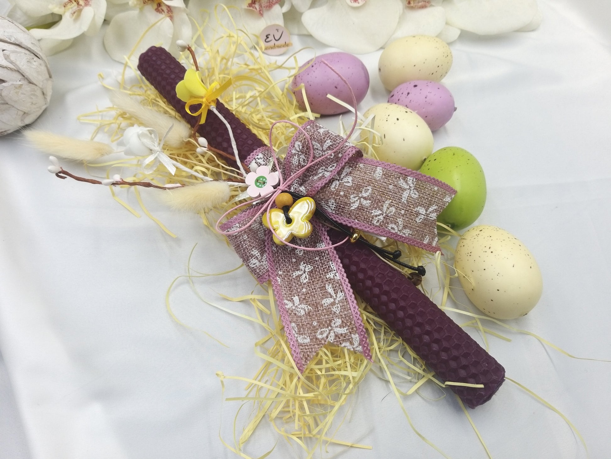 Χειροποίητη πασχαλινή λαμπάδα βιολετί με υφή κυρήθρας και κεραμική πεταλούδα