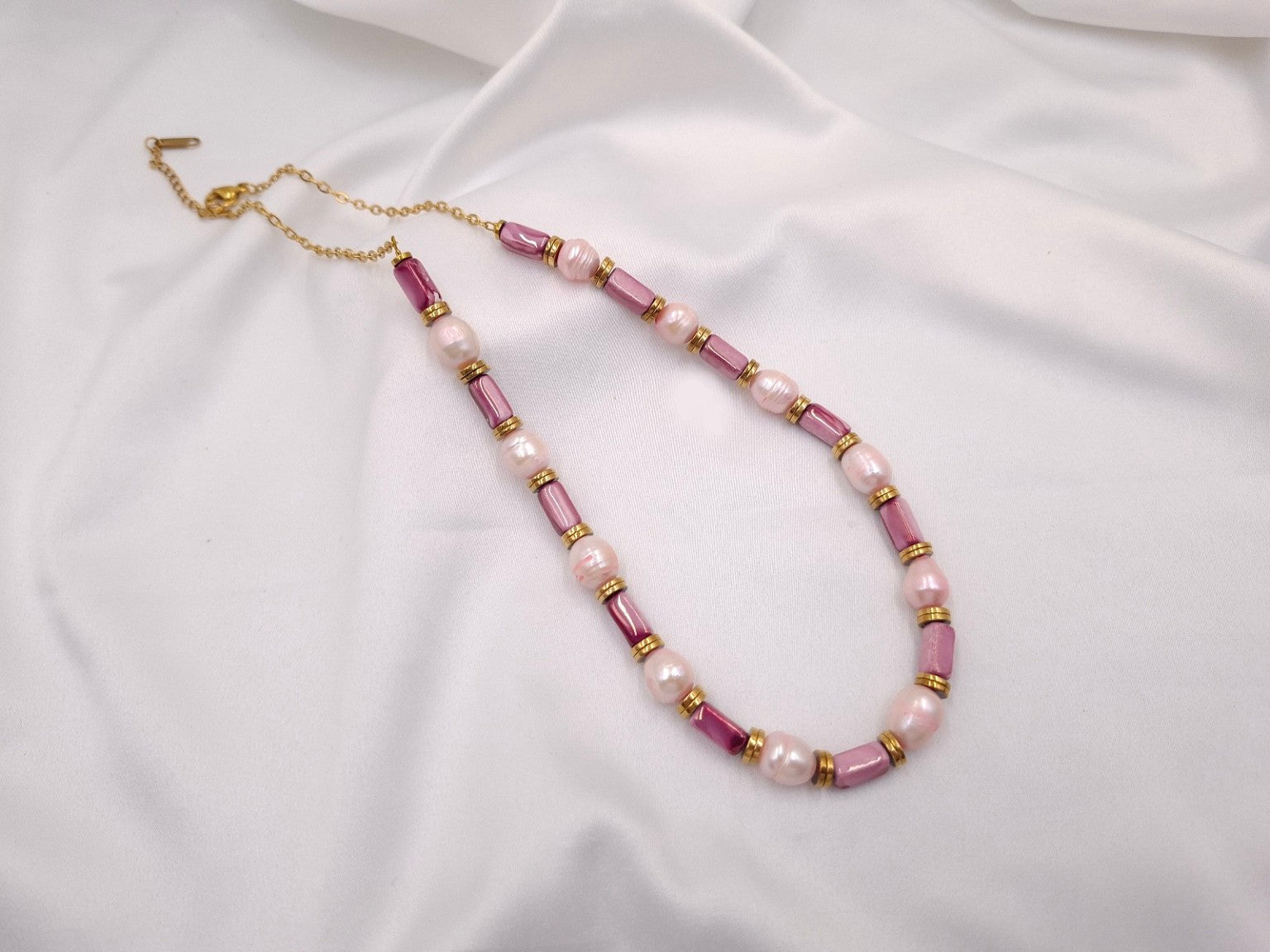 Pink Whisper χειροποίητο κολιέ με μαργαριτάρια και ροζ κεραμικές χάντρες
