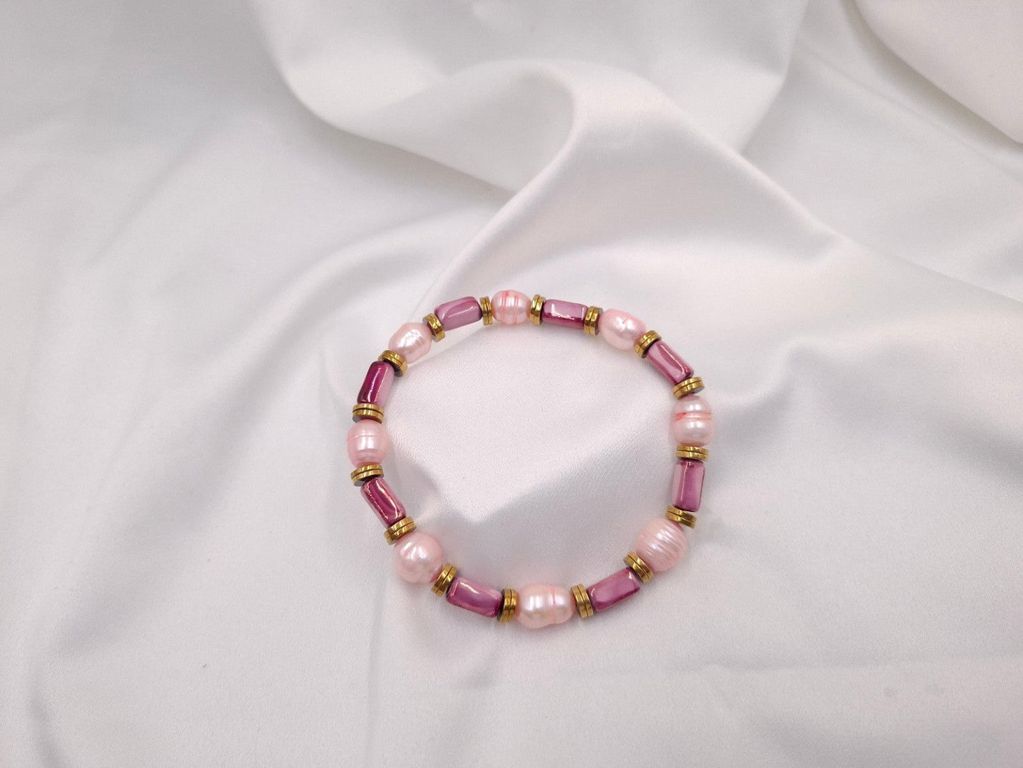Pink Whisper χειροποίητο βραχιόλι με μαργαριτάρια και ροζ κεραμικές χάντρες