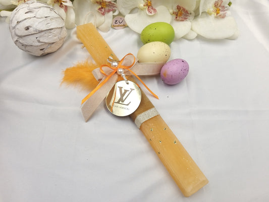 Χειροποίητη πορτοκαλί πασχαλινή λαμπάδα πλακέ με χρυσό μπρελόκ