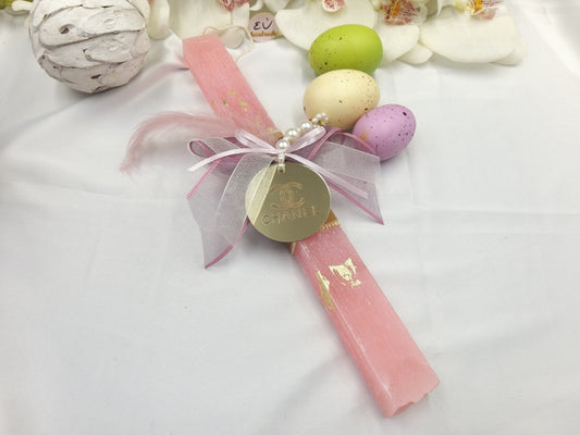 Χειροποίητη ροζ πασχαλινή λαμπάδα πλακέ με χρυσό μπρελόκ