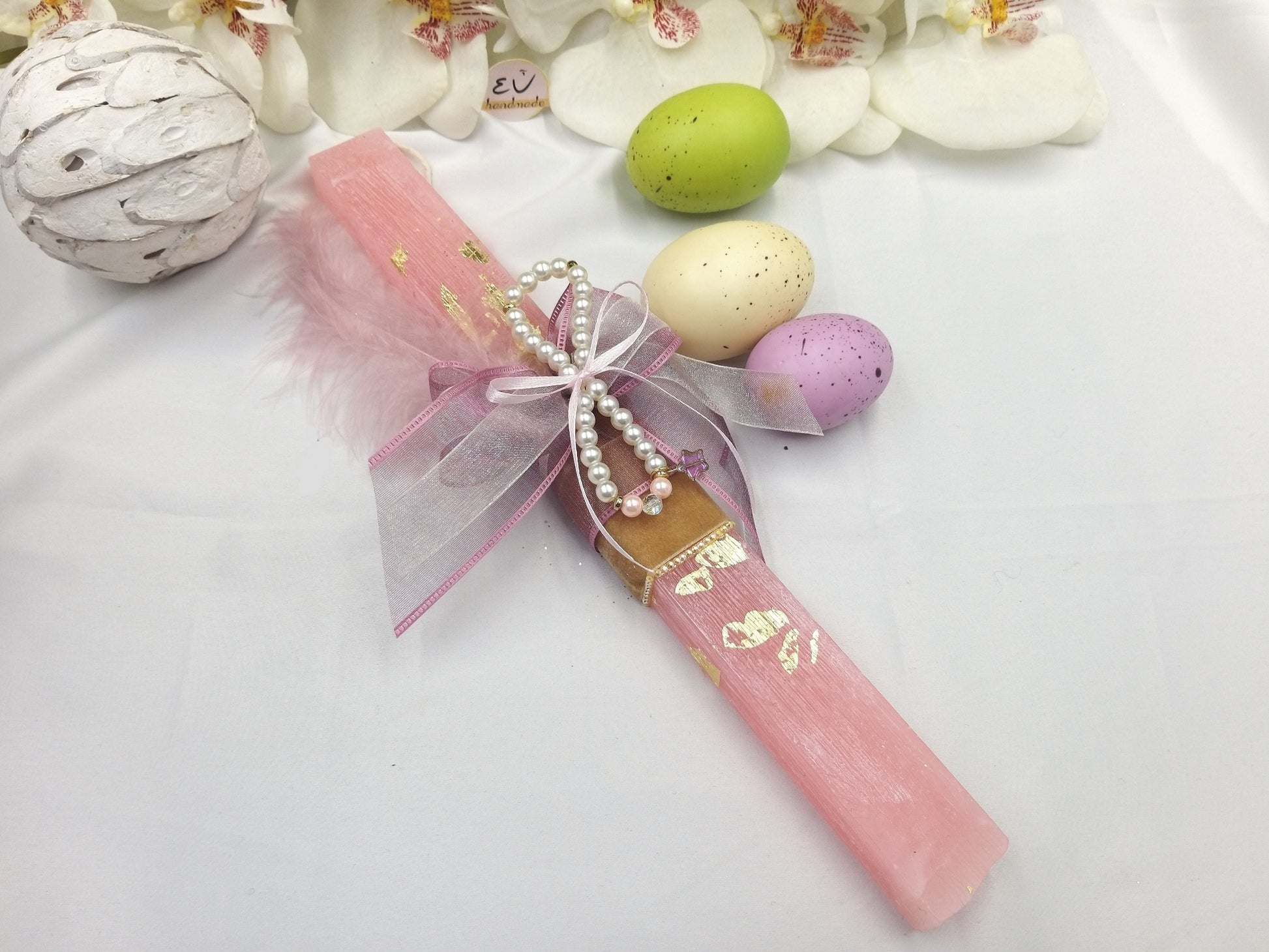 Χειροποίητη ροζ πασχαλινή λαμπάδα πλακέ με βραχιόλι από πέρλες