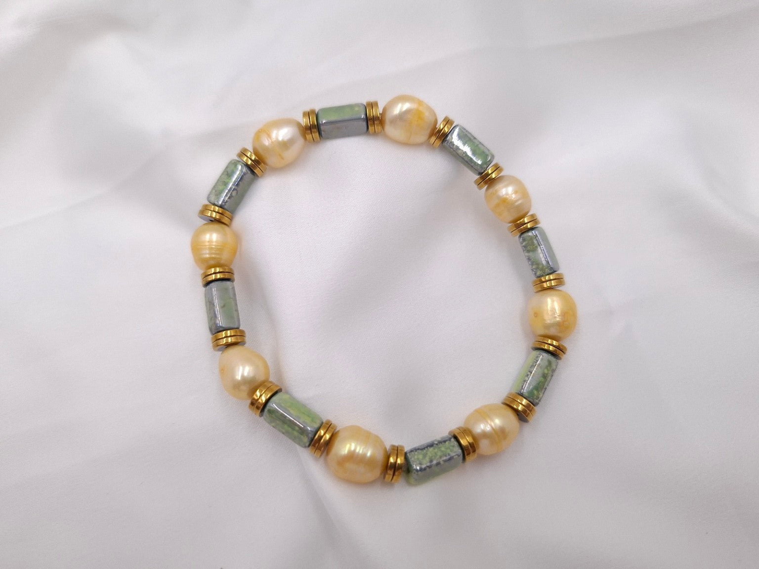 Sage Pearl χειροποίητο βραχιόλι με μαργαριτάρια και πράσινες κεραμικές χάντρες