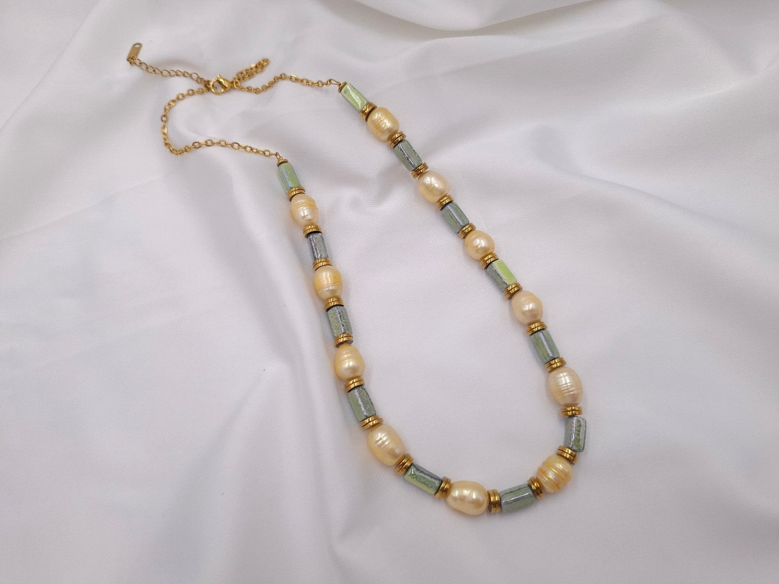 Sage Pearl χειροποίητο κολιέ με μαργαριτάρια και πράσινες κεραμικές χάντρες