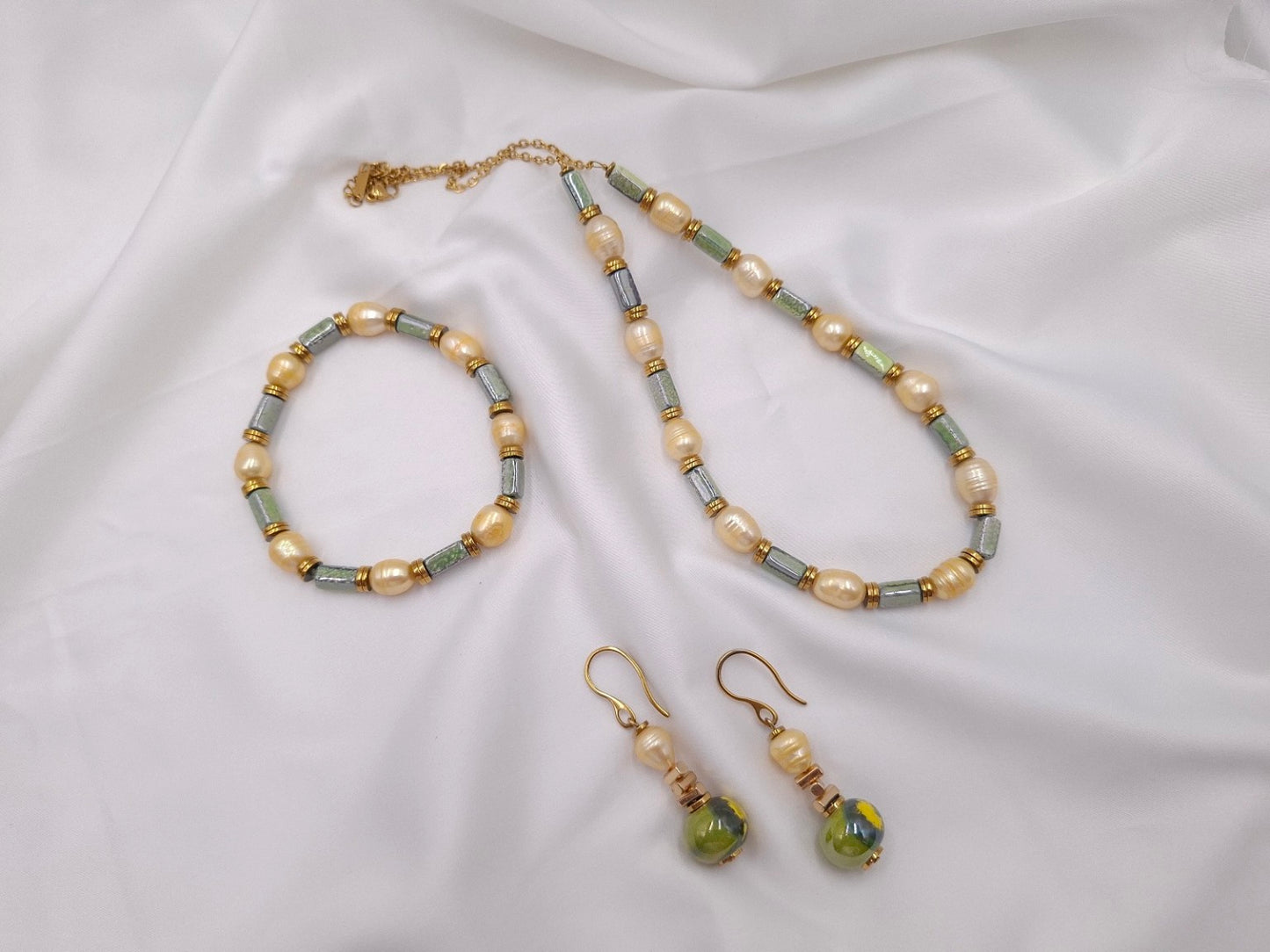 Sage Pearl χειροποίητο σετ κοσμημάτων με μαργαριτάρια και πράσινες κεραμικές χάντρες
