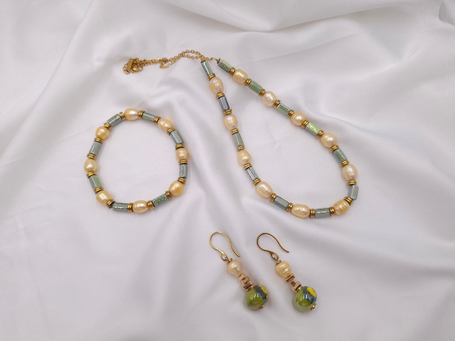 Sage Pearl χειροποίητο σετ κοσμημάτων με μαργαριτάρια και πράσινες κεραμικές χάντρες