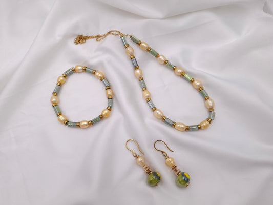 Sage Pearl χειροποίητο σετ κοσμημάτων με μαργαριτάρια και πράσινες κεραμικές χάντρες
