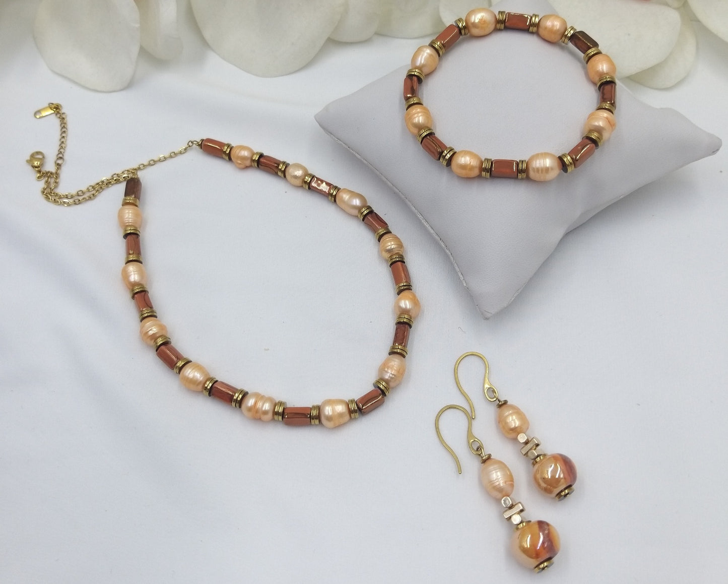 Χειροποίητο σετ κοσμημάτων με καφέ χάντρες και χρυσές λεπτομέρειες