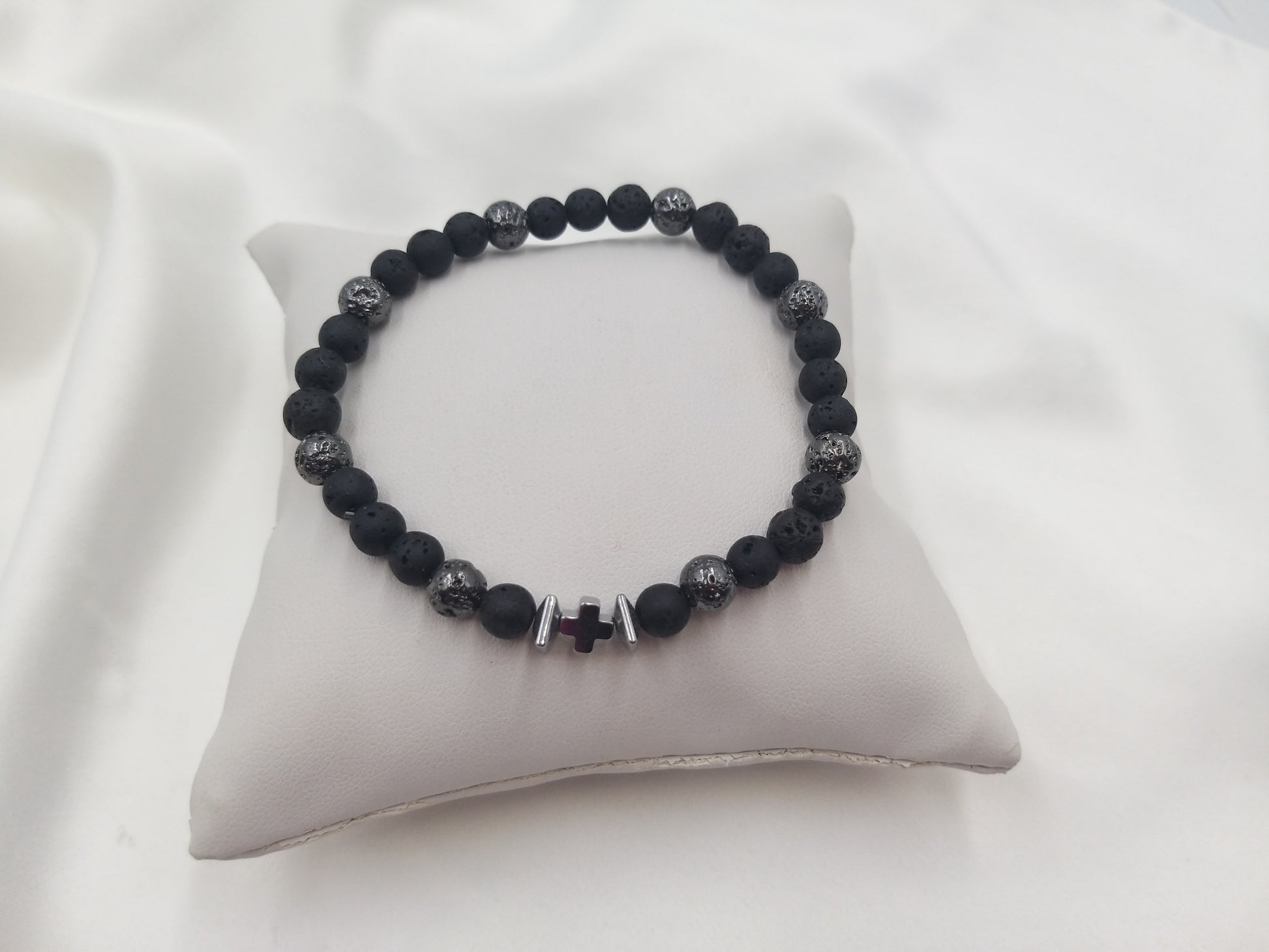 Ανδρικό βραχιόλι 6mm από μαύρη λάβα με μεταλλικό σταυρό, μέρος της συλλογής Shadow Core της euhandmade