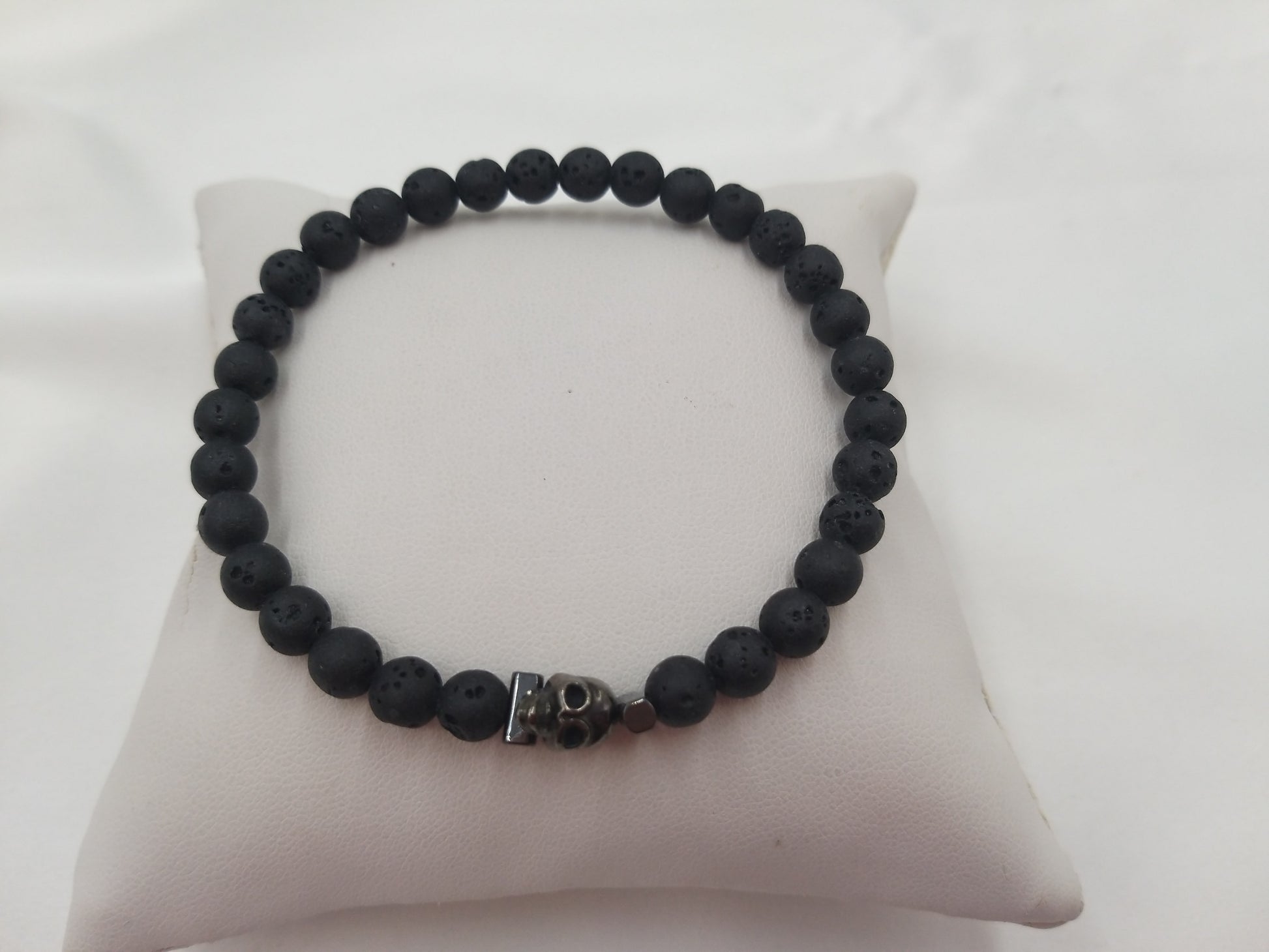 Ανδρικό βραχιόλι 6mm από μαύρη λάβα με νεκροκεφαλή αιματίτη, μέρος της συλλογής Shadow Core III της euhandmade