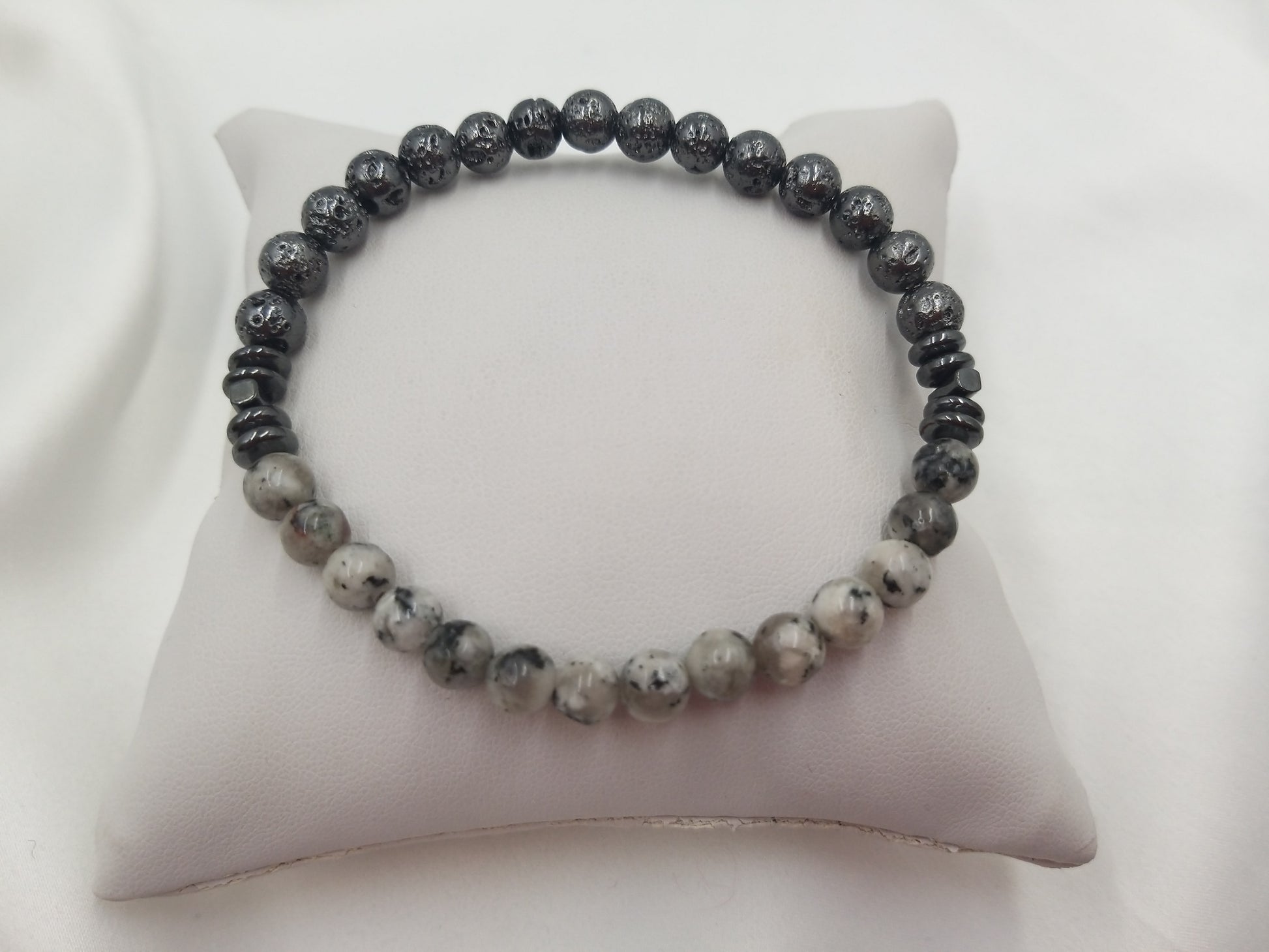 Ανδρικό βραχιόλι 6mm από αχάτη και μαύρη λάβα gunmetal, μέρος της συλλογής Shadow Core IV της euhandmade