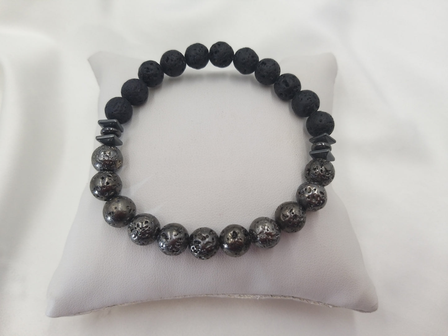 Ανδρικό χειροποίητο βραχιόλι 8mm με λάβα και αιματίτη από τη συλλογή Shadow Core της euhandmade