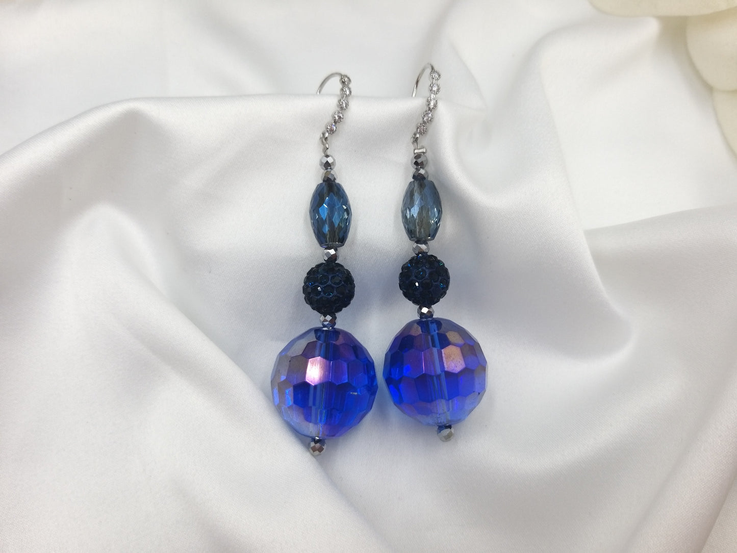 Χειροποίητα σκουλαρίκια με μπλε κρύσταλλα από τη συλλογή euhandmade