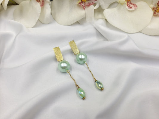 Χειροποίητα σκουλαρίκια με πέρλες στο πράσινο της μέντας και κρυστάλλινη λεπτομέρεια