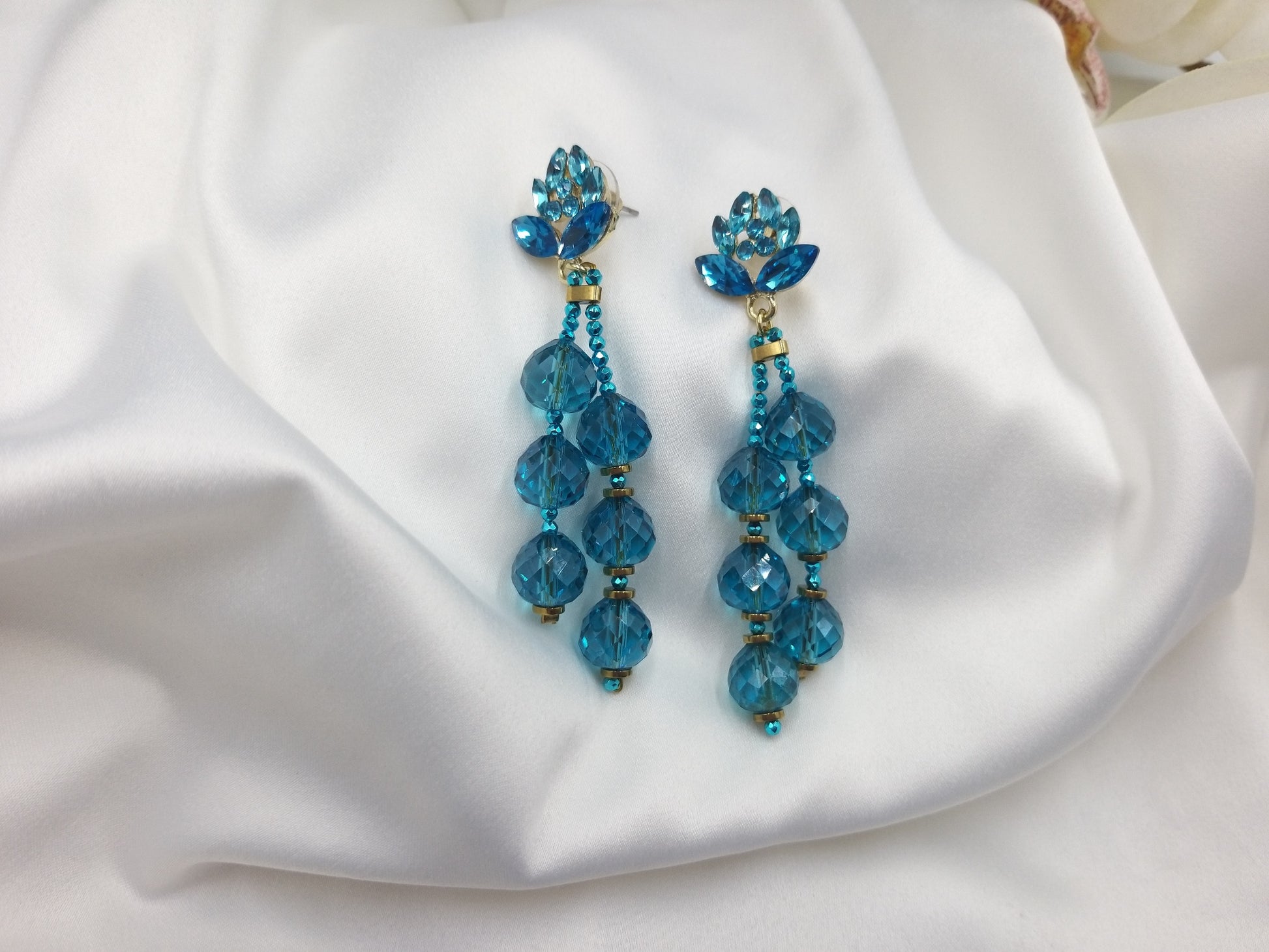 Χειροποίητα σκουλαρίκια με κρύσταλλα σε πετρόλ αποχρώσεις από τη συλλογή euhandmade