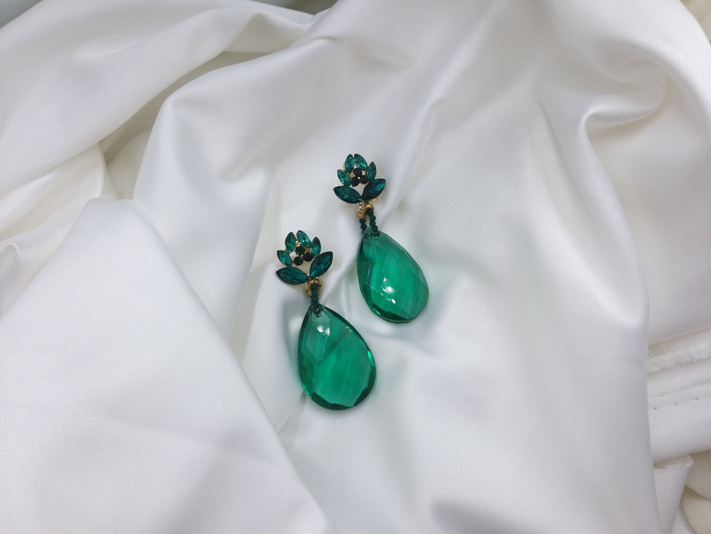 Χειροποίητα σκουλαρίκια με σμαραγδί κρύσταλλα από τη συλλογή euhandmade