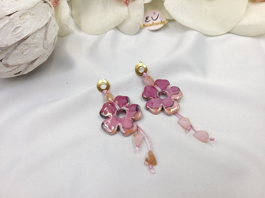 Χειροποίητο σκουλαρίκι με κεραμικό λιλά λουλούδι και ατσάλινο στρογγυλό κούμπωμα-euhandmade