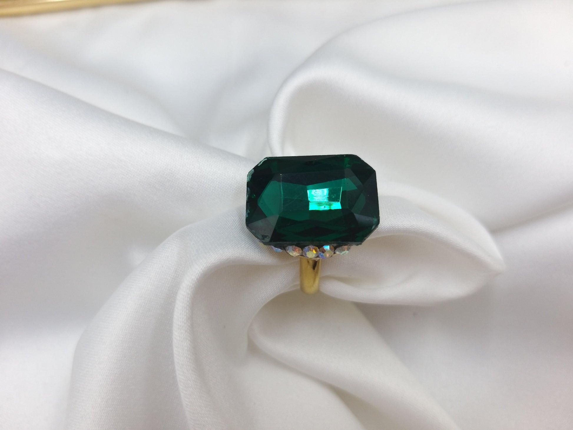 Χειροποίητο δαχτυλίδι one size με πράσινο σμαραγδί κρύσταλλο