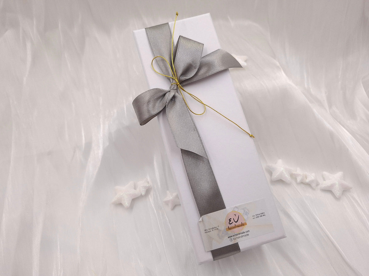 Λευκό κουτί δώρου euhandmade με γκρι σατέν φιόγκο, χρυσαφί κορδόνι και λογότυπο.