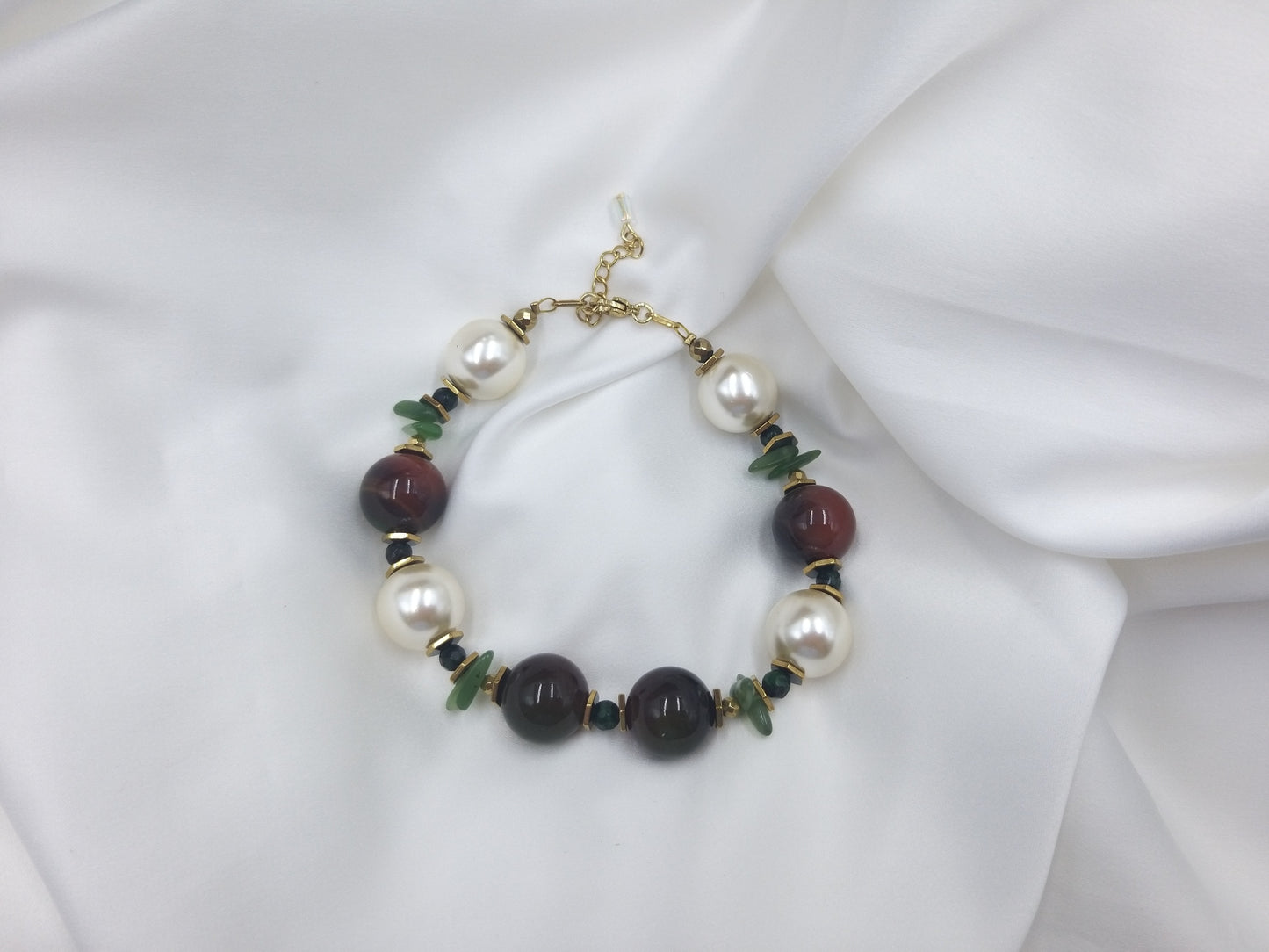 Χειροποίητο βραχιόλι με πράσινο αχάτη και πέρλες, από το euhandmade.