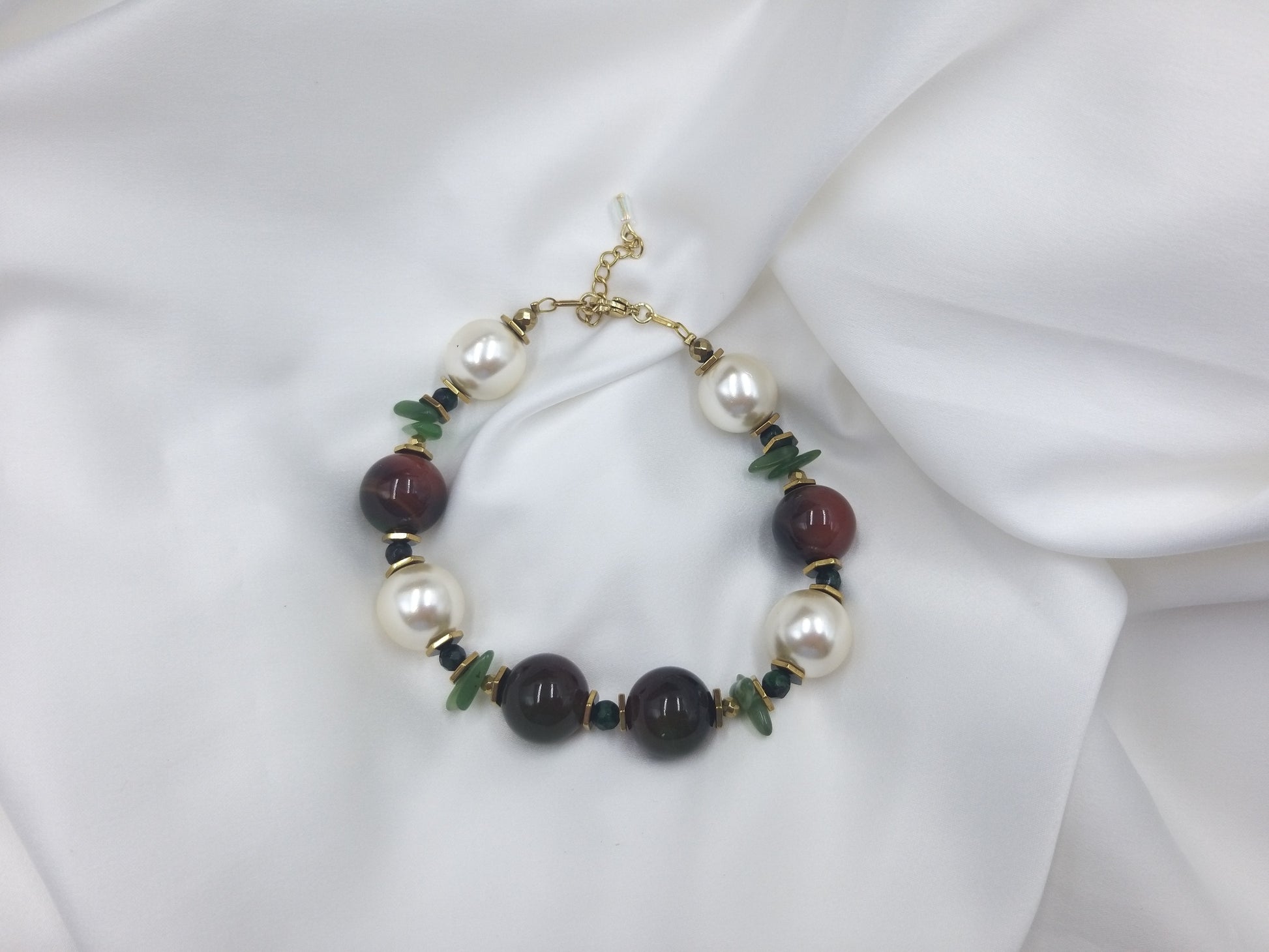 Χειροποίητο βραχιόλι με πράσινο αχάτη και πέρλες, από το euhandmade.