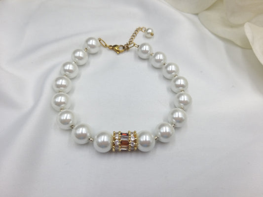 Βραχιόλι με λευκές πέρλες και πολύχρωμες λεπτομέρειες ζιργκόν