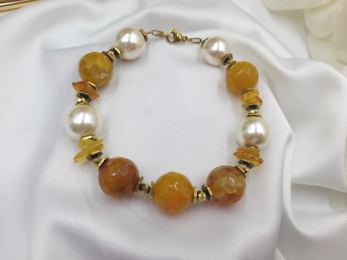 Βραχιόλι με μελί αχάτη, κεχριμπάρι, αιματίτη και πέρλες, χειροποίητο σε ζεστούς φθινοπωρινούς τόνους.