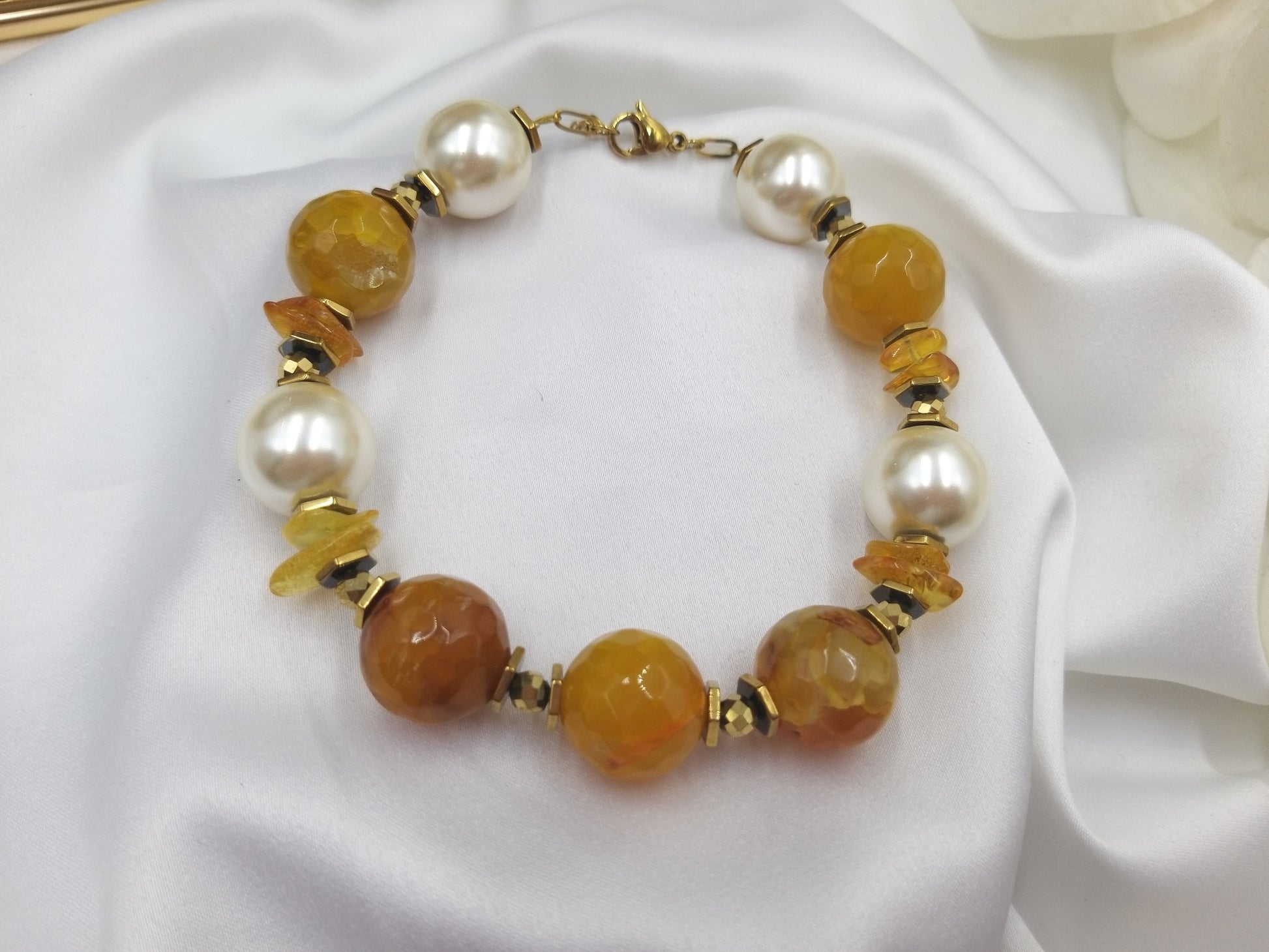 Βραχιόλι με μελί αχάτη, κεχριμπάρι, αιματίτη και πέρλες, χειροποίητο σε ζεστούς φθινοπωρινούς τόνους.