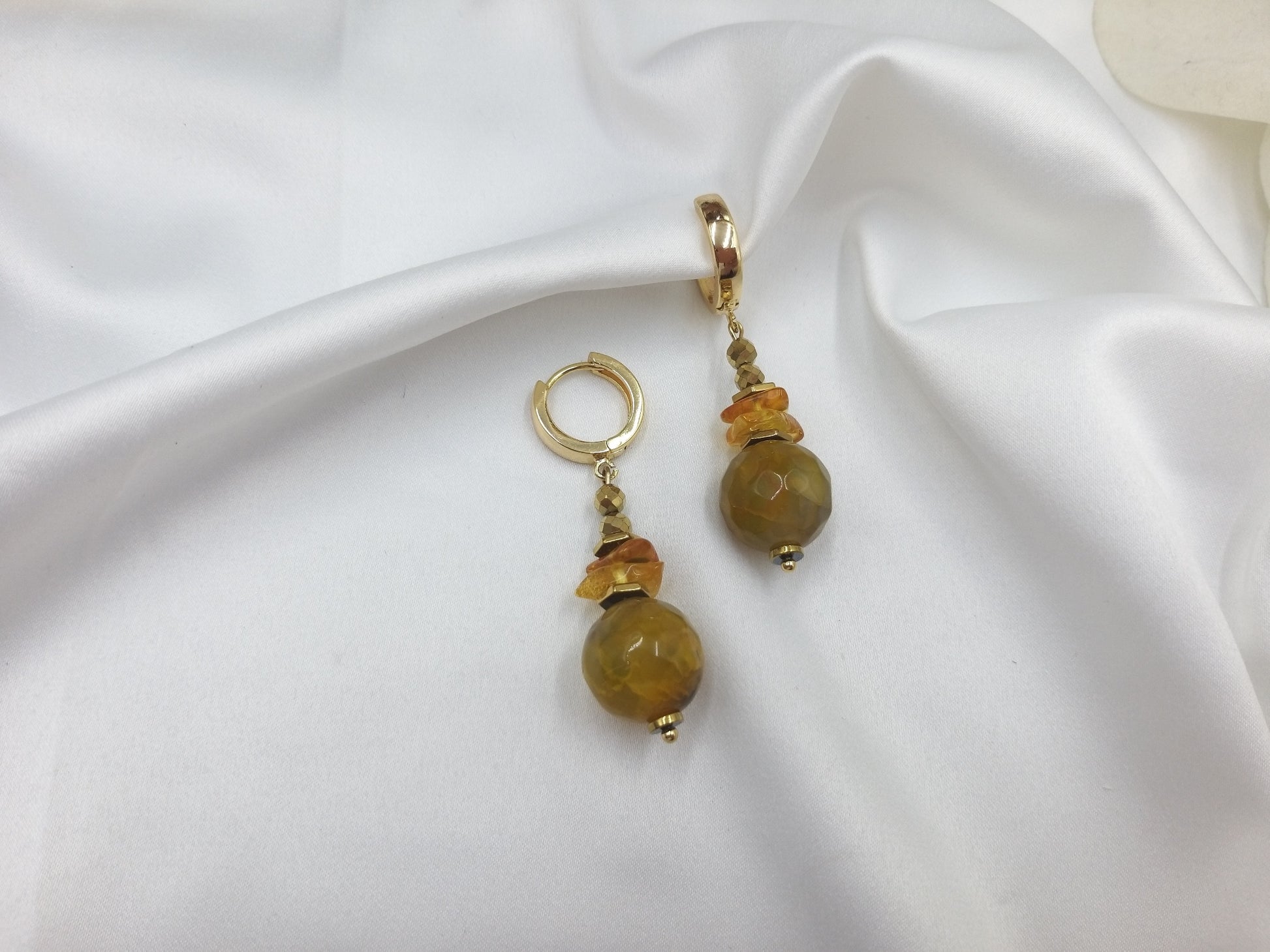 Σκουλαρίκια με μελί αχάτη, κεχριμπάρι, αιματίτη και πέρλες, κομψός φθινοπωρινός συνδυασμός.