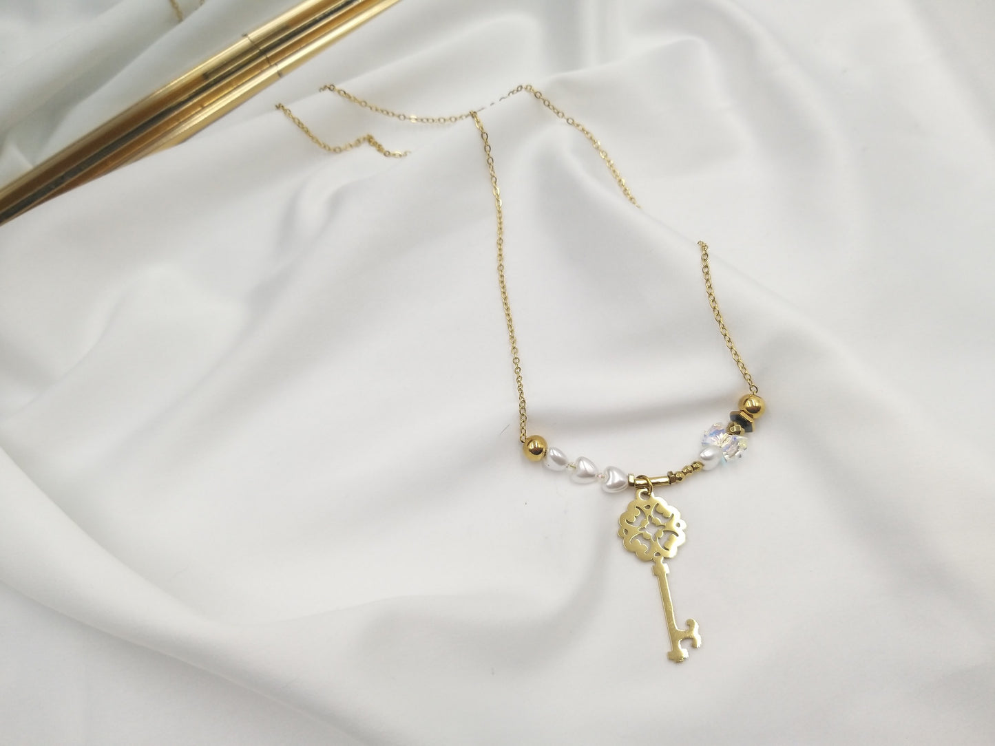 Χειροποίητο κολιέ με κλειδί και φυσικά μαργαριτάρια σε χρυσό τόνο από την euhandmade