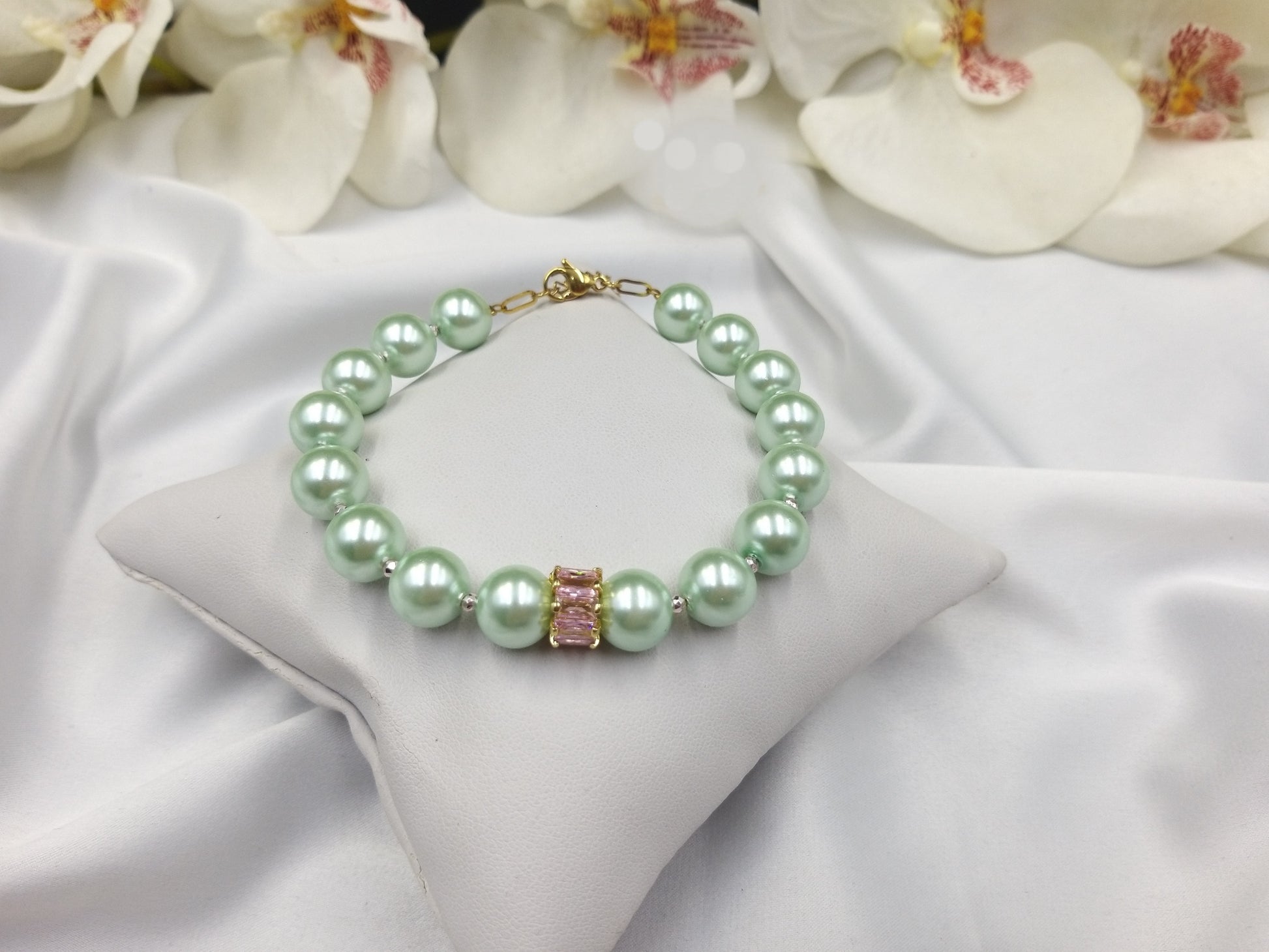 Χειροποίητο βραχιόλι με ροζ ζιργκόν και πέρλες στο χρώμα της μέντας