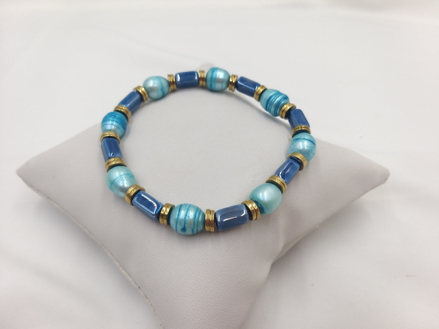 Χειροποίητο βραχιόλι με μπλε και τιρκουάζ μαργαριτάρια, με χρυσές λεπτομέρειες