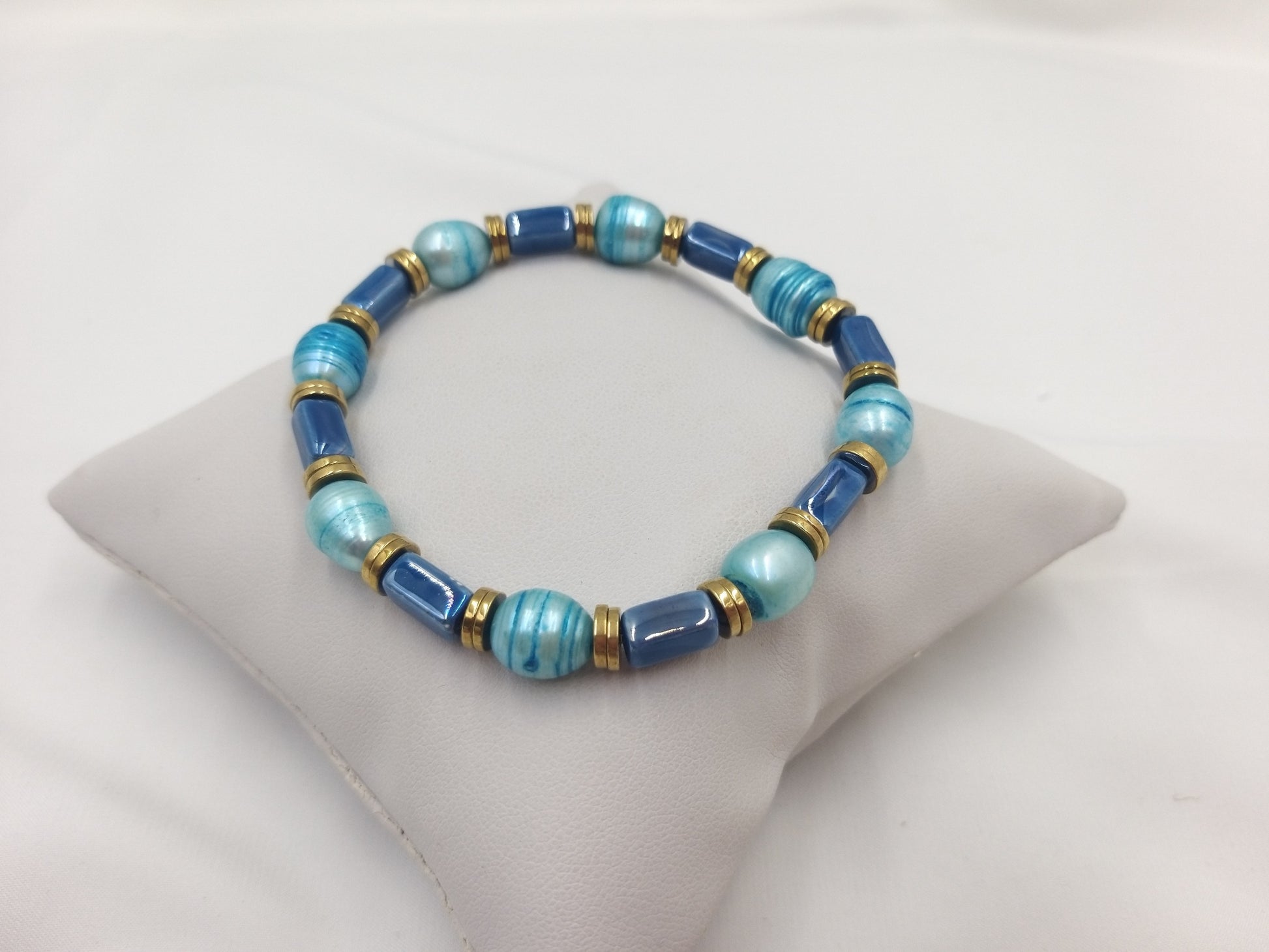 Χειροποίητο βραχιόλι με μπλε και τιρκουάζ μαργαριτάρια, με χρυσές λεπτομέρειες