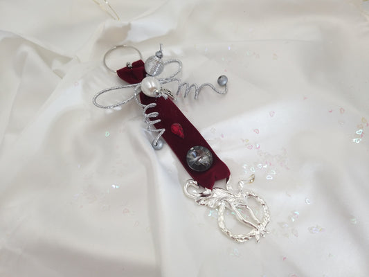 Χειροποίητο γούρι 2026 με βυσσινί βελούδινη κορδέλα, ασημένια λεπτομέρεια και μεγάλο κρύσταλλο – euhandmade.