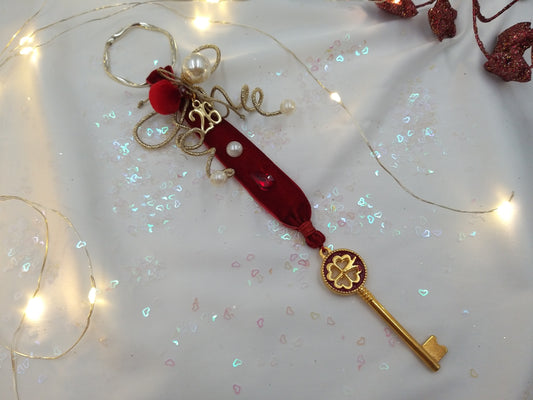 Γούρι 2026 με χρυσό κλειδί και τετράφυλλο, κόκκινη βελούδινη κορδέλα, πέρλες και χρυσές λεπτομέρειες – euhandmade