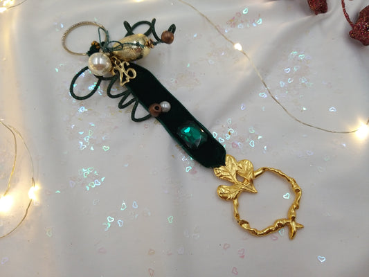 Χειροποίητο γούρι 2026 με πράσινη βελούδινη κορδέλα, σμαραγδί κρύσταλλο και χρυσό στοιχείο φύλλου – euhandmade